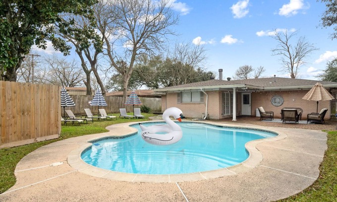 Texas City House | Texas City Palace: 6 beds, Pool-sleeps 12+