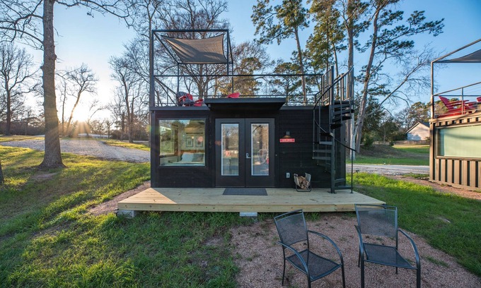 Willis House | Texas Crutch: 2 mins to Lake Conroe! Rooftop deck, Heated Pool, Fire Pit