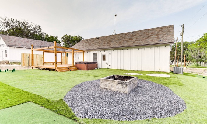 Lake Whitney House | Texas Family Home w/Hot Tub: 1 Mi to Lake Whitney