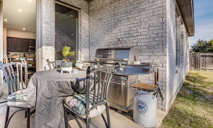 Porter House | Texas Gem: Home Office & Patio, Near Lake Houston