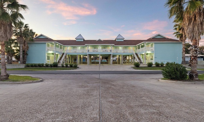 Flour Bluff Hotel | Texas Gulf Coast Family Room - Private Entry & Marina Views