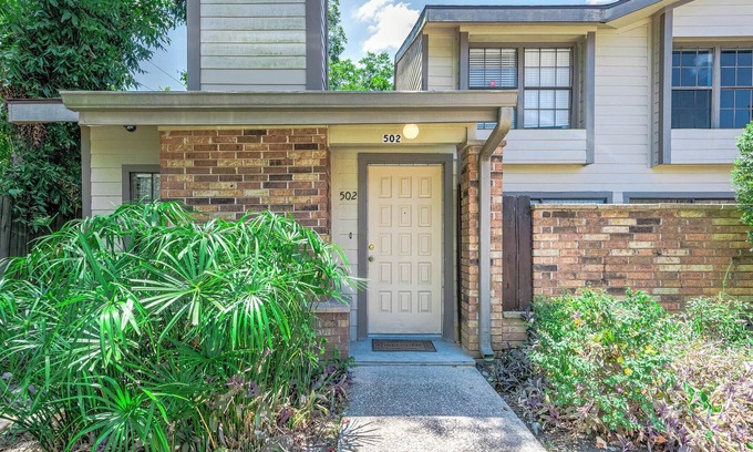 League City House | Texas inspired townhome near the heart of League City.