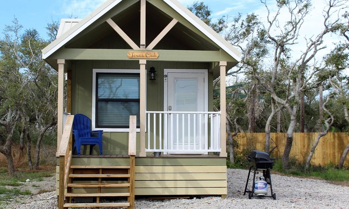 Aransas Pass Cottage | Texas Oak - Beautiful New Tiny Cottage - Perfect Family Getaway
