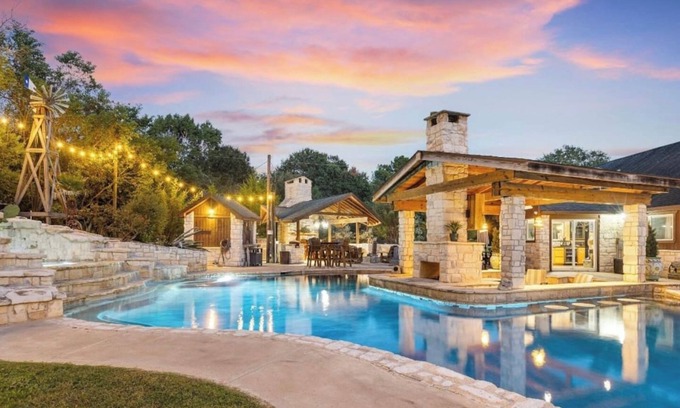 Tomball House | Texas Pool House Escape - Events, Pond, Hot Tub