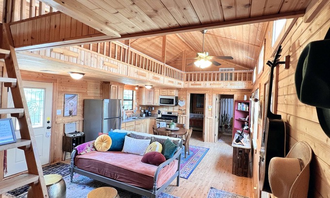 Graham Cabin | Texas Sun Cabin: Eight Acres with Trails and Amazing Sunset Views