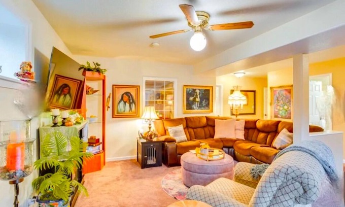 Graham House | tExclusive Spacious 1500 sq ft 2BR Suite with Hot Tub, Sauna, Gym & BBQ Deck