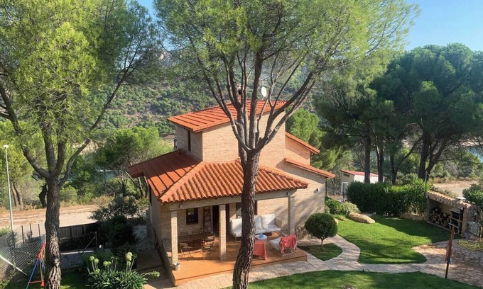 San Martin de Valdeiglesias Ski Chalet | The Brick House. Ideal for families with garden and swimming pool.
