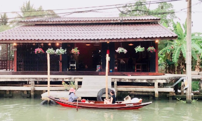 Damnoen Saduak House | Thai style wooden home, Stay like a local, canal view,quite place.