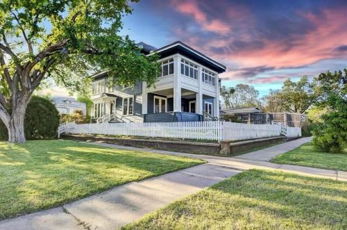 Taylor Bed & Breakfast | Thames Home