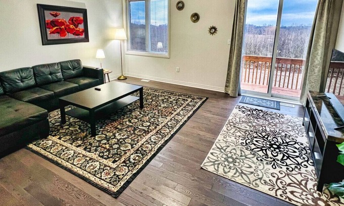 Thamesford House | Thamesford Home 3 BDR-WIFI-Netflix-Laundry-Parking