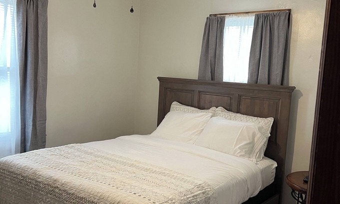Steubenville Apartment | That's Amore! - Cozy 2-bedroom apartment in charming Steubenville with WiFi, AC