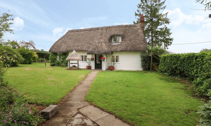 Buckland Newton Cottage | THATCH COTTAGE, pet friendly, with open fire in Buckland Newton