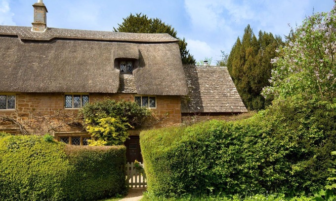 Great Tew Cottage | Thatch on the Green - Beautiful cottage near Soho Farmhouse. Pet friendly.