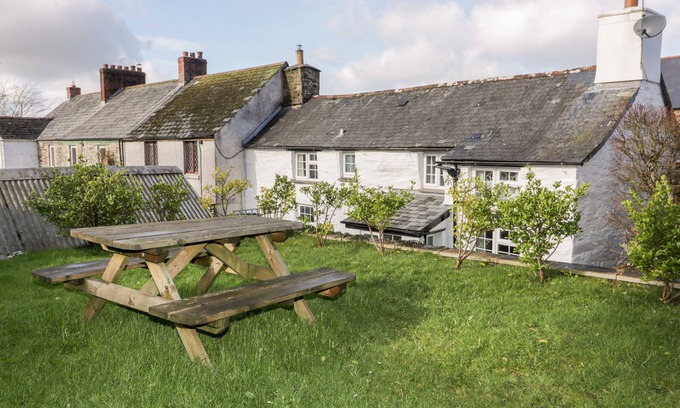 Lower Trengale Cottage | THATCH VIEW COTTAGE, pet friendly, with open fire in Liskeard