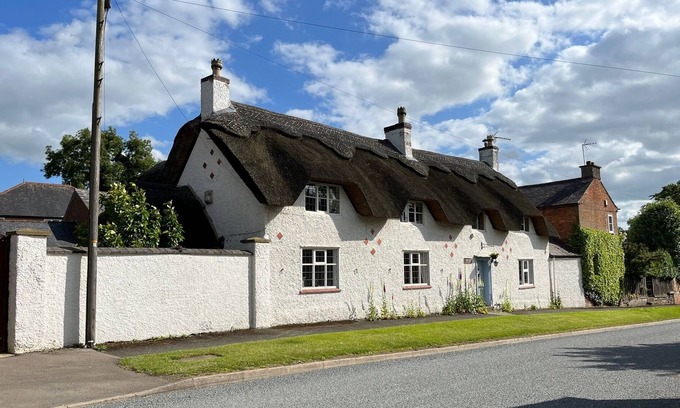 Gumley Cottage | Thatched Cottage nr pub, period features, spacious living 4BR, sleeps 7+ MOWSLEY