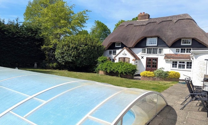 Chichester Cottage | Thatched Cottage with Secure Garden, Dog & Family Friendly!