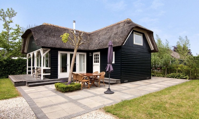 Moordrecht House | thatched cottage with private garden near Gouda