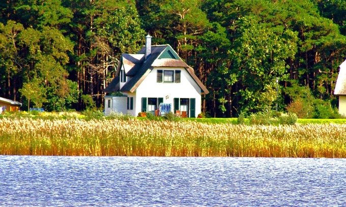 Juliusruh House | Thatched cottage, Ruegen, 5 stars, fireplace, view over the water, 3 bedrooms