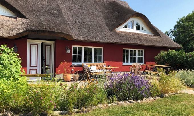 Altenkirchen Cottage | Thatched farmhouse Schwalbenhof Gudderitz
