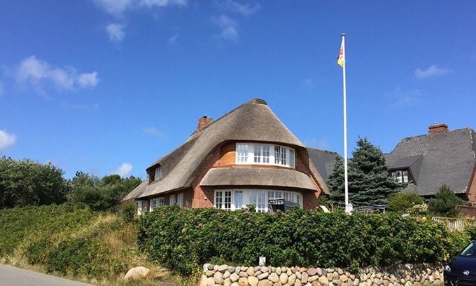 Rantum Apartment | Thatched holiday home, direct view of the Wadden Sea, with a large garden