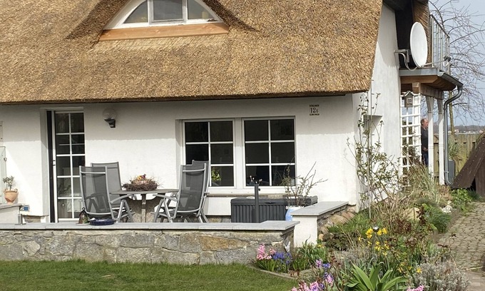 Stahlbrode House | Thatched-roof holiday home with water view, garden and fireplace
