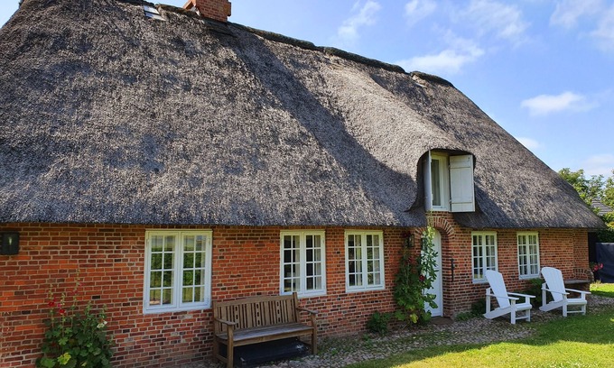Rosenkranz House | Thatched roof house on the lake for up to 8 people with 4 bedrooms, fireplace, sauna, billiards, sky