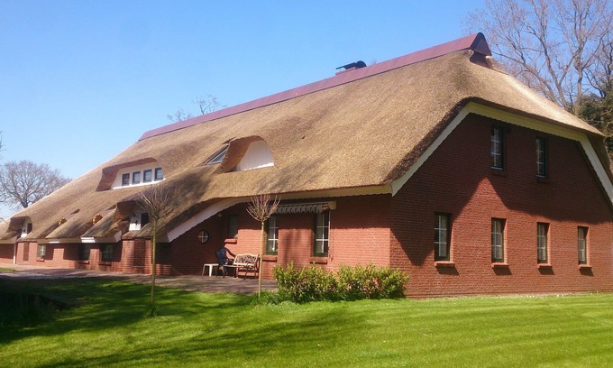 Ihlow Apartment | Thatched roof vacation apartment De Leev - Country house Lübbertsfehn in the middle of East Frisia
