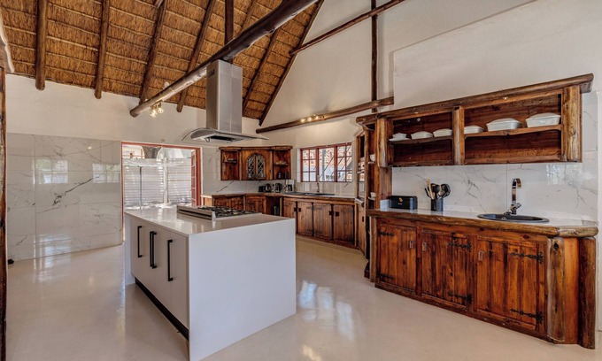 Greater Johannesburg Metropolitan Area Villa | Thatched Villa in a Guesthousenn