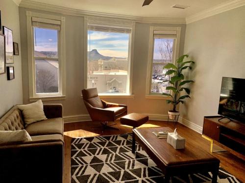 Nob Hill House | The 1900 House 1 Block From DT