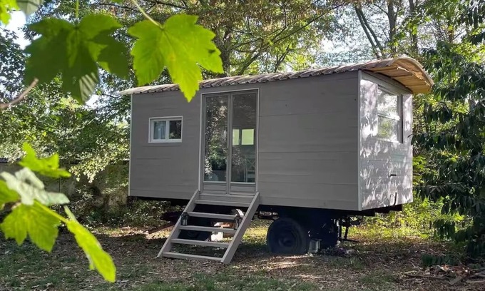 La Ferte-Gaucher Cabin | The 1900s manor house trailer