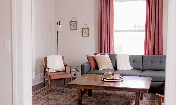 Maryville House | The 1905 - Spacious Downtown Farmhouse - 4bd/2ba