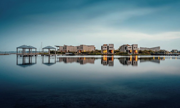 Ouddorp Hotel | The 2-person Studio Waterfront enjoys a unique location and is spread over two floors. The terrace overlooks the water.