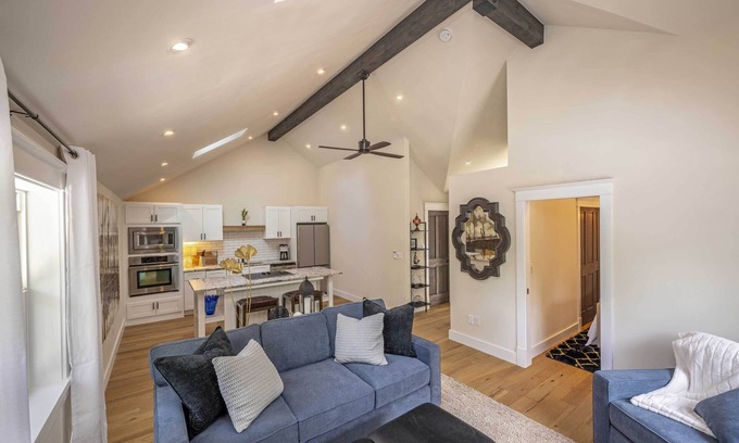 Garden District House | The 208 Guesthouse - a stylish, perfectly located guest suite with top amenities