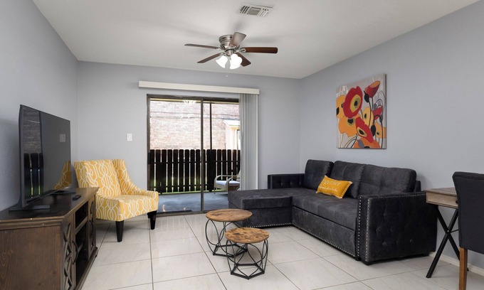 Brownsville Condo | The 3 Queen Suite by 802 & Paredes