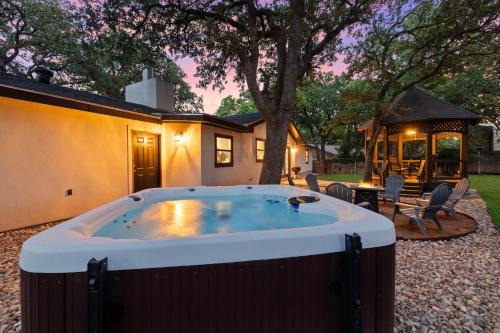 Fredericksburg House | The 309 Retreat - Hot Tub & Fire Pit
