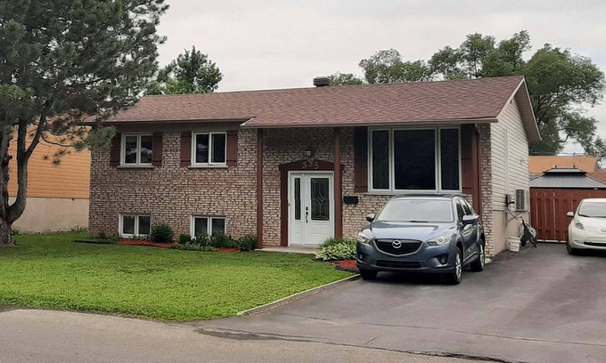 Saint-Eustache House | The 4-bedroom confo bungalow, close to all amenities