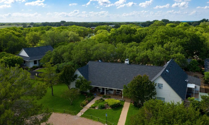 Crawford House | The 5 bedroom Gathering House with pool just 15 minutes outside of Waco, TX.