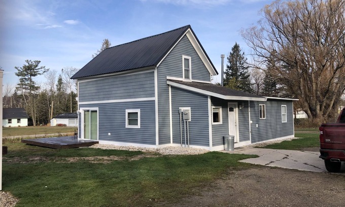 Alanson House | The 7429 cheboygan street , Alanson , Mi3 bedrooms , bathroom , tub , shower