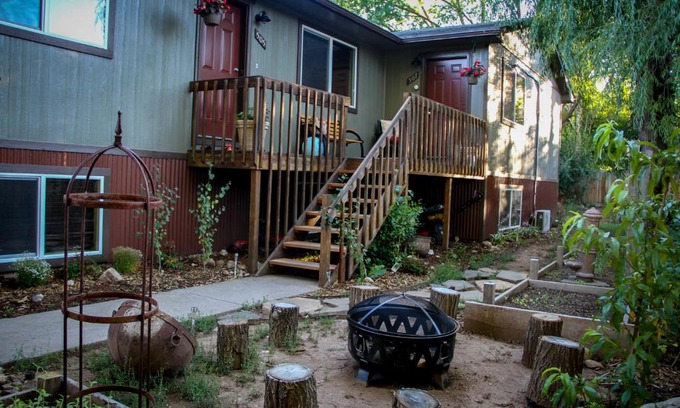 Carbondale House | The 8th Street Retreat