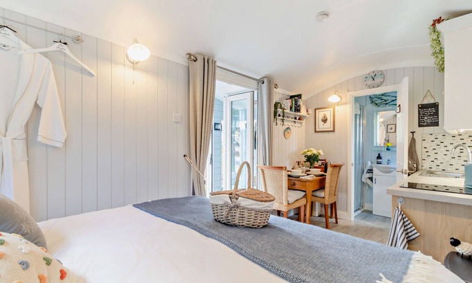 Manningtree House | The Acorn - One Bedroom House, Sleeps 2