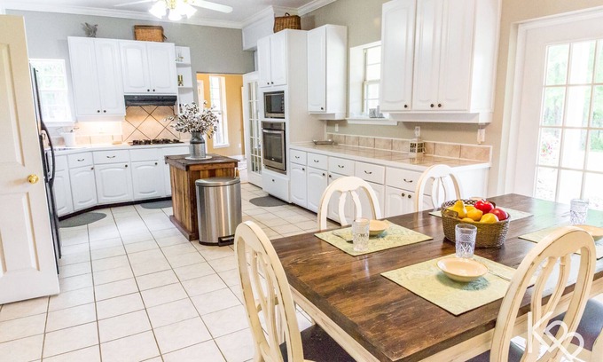 Ramer House | The Ada Estate Home at Kick Back Ranch & Event Center, 8br 4.5bth, Accom. 20