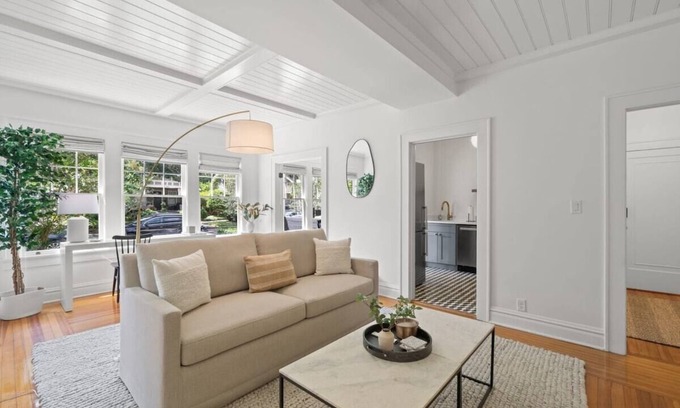 Hyde Park Apartment | The Adaline #7 - Luxury Second Floor Bayshore Apt!