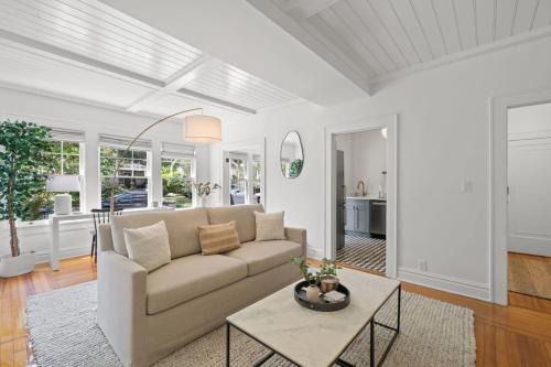 Hyde Park Apartment | The Adaline Room #7 - Gorgeous Hyde Park Apartment, 2nd Floor, Steps to Bayshore