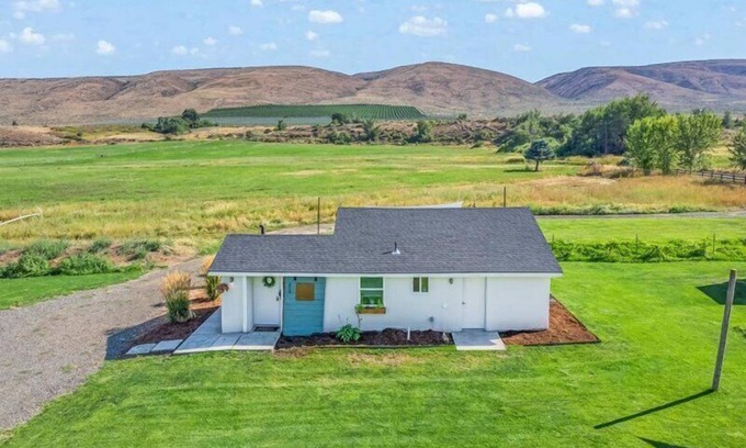 Yakima House | The Ahtanum Cottage - NEW hot tub and great views!