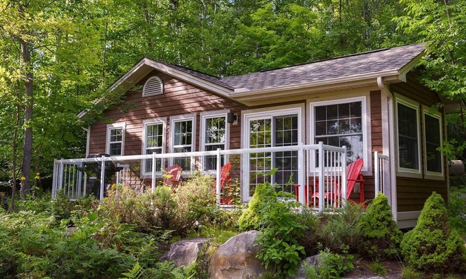 Lake of Bays Cottage | The Algonquin Luxury Cottage at Blue Water Acres Resort