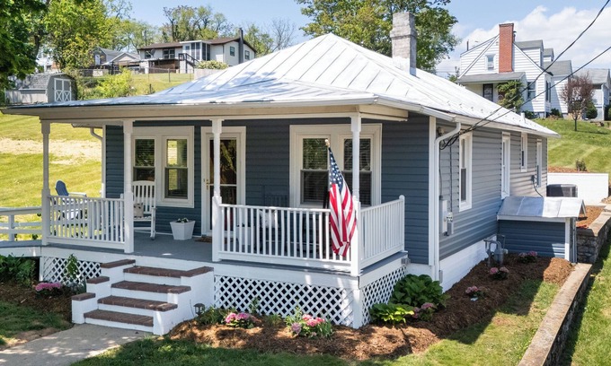 Staunton House | The All-American Cottage Seconds from Gypsy Hill Park! Kid and Pet friendly!
