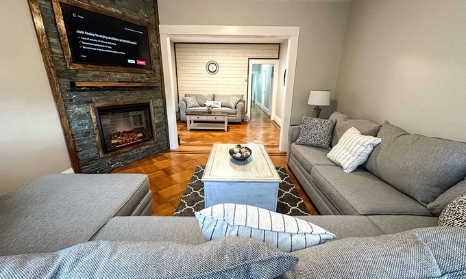 Albany House | “The Allen House” Charming 3-Bed/2-Bath Sleeps 8. Fantastic location in Albany