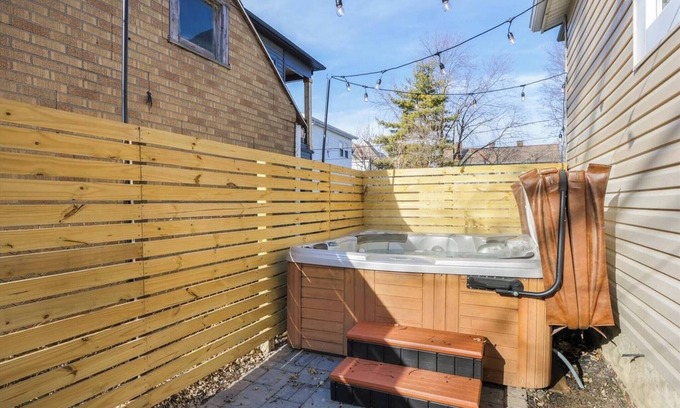 Merion Village House | The Alley House - 4BR with Hot Tub