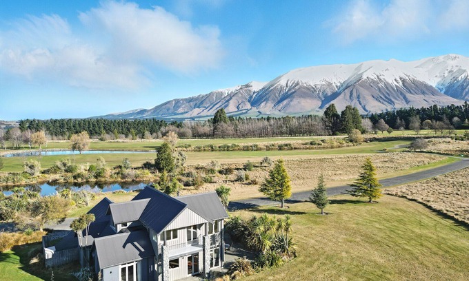 Windwhistle House | The Alpine Edge - Windwhistle Holiday Home