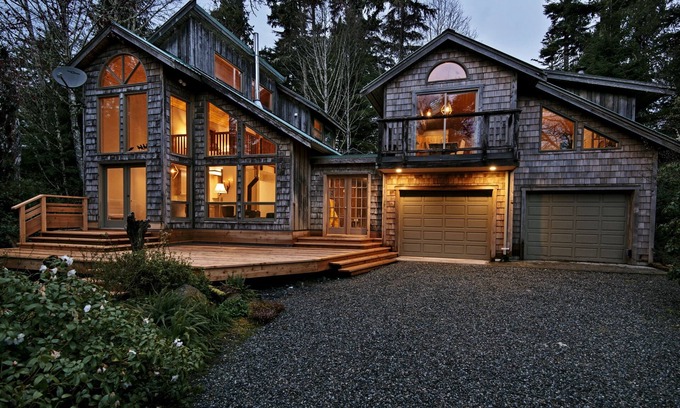 Tofino House | The Anchor-S. Chesterman I Hot tub I OD shower